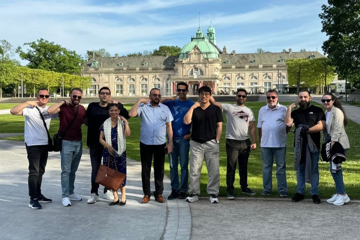 Course group in front of a palace
